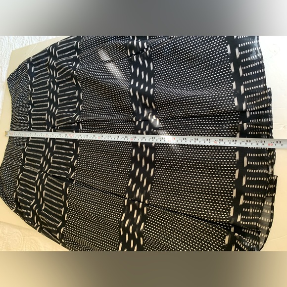 Classic Black & white sheer viscose pleaded skirt just below the knee US 10 - 12 - Picture 13 of 15